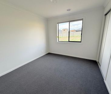 NEAR BRAND NEW 4 BEDROOM HOME IN TRARALGON ! - Photo 2