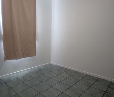 Cozy 2 Bedroom Unit In the Centre of Town! - Photo 5