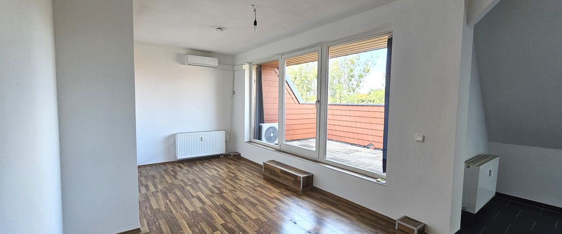 Charmante 2-Raum-Dachgeschosswohnung mit Balkon und Stellplatz ! - Foto 1