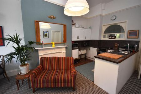 3 bedroom flat to rent - Photo 5