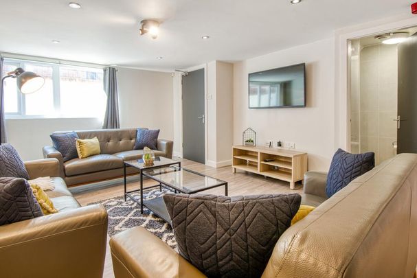 8 bedroom house to rent - Photo 1