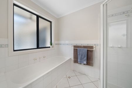 Spacious 4 bedroom home - Photo 2