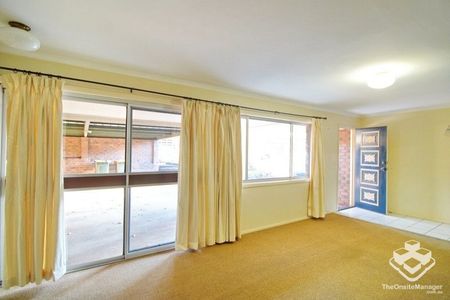 Walking to shopping, close to school - Photo 2