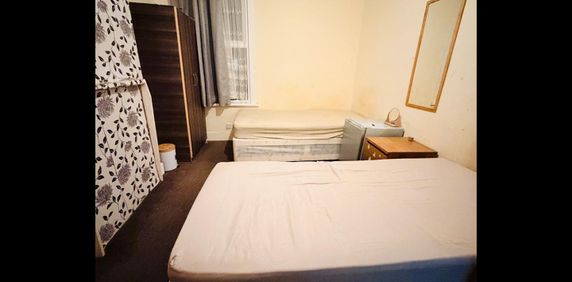 Room in a Shared House, Somerby Road, IG11 - Photo 2