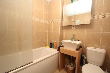 West Hill Road, Woking - 2 bedrooms Property for lettings - Seymours - Photo 5