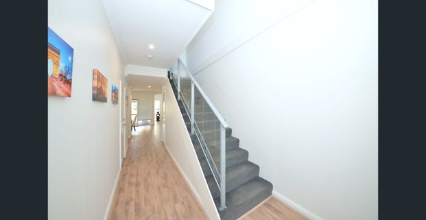 Low maintenance, modern, family home. - Photo 1