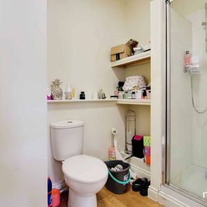 First Floor Front Flat, 11 Manchester Road, Swindon, SN1 - Photo 2