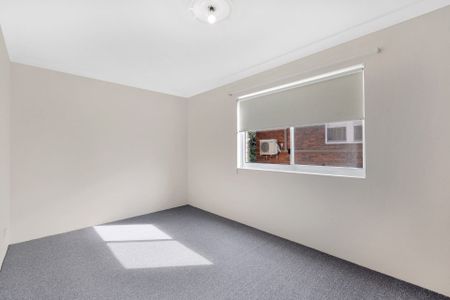 Bright, Freshly Updated 3-Bedroom Apartment in the Heart of Coogee - Photo 3