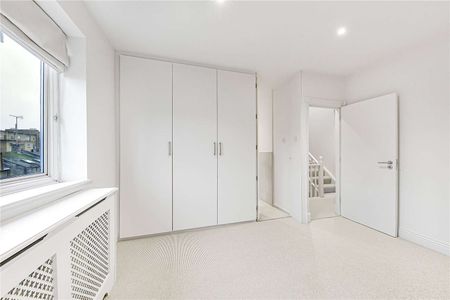 Newly decorated modern townhouse with off street parking and private garden - Photo 3