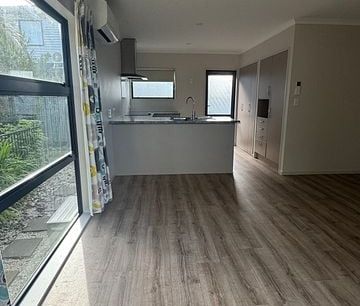 Charming 2BR Home w/ Garden - Weymouth - Photo 3