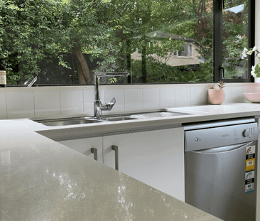 Live right next to the University! - Photo 2