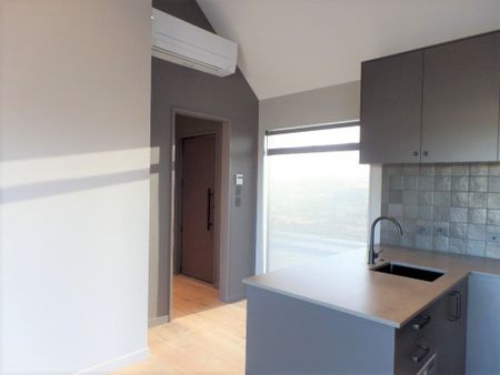 Stylish two bedroom townhouse in the Verdeco Park subdivision. - Photo 4