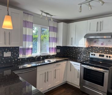 Spacious Upper Home - Photo 4