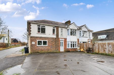 3 Bedroom Flat / Apartment - Winchester Road, Waltham Chase - Photo 3