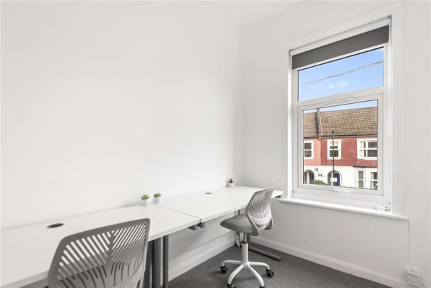A two bedroom furnished flat with a study. - Photo 1