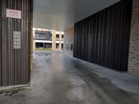 Centraal gelegen appartement met twee slaapkamers, autostaanplaats en terras in Ieper - Photo 5