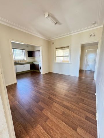 Neat & Tidy Family Home in Prime Location! - Photo 2