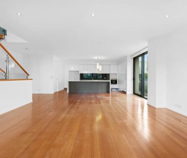 Executive Living By The Beach - Photo 4