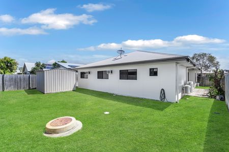 Modern 4-Bedroom Family Home in Desirable Burdell - Photo 4