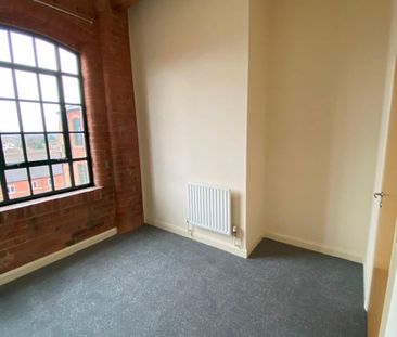 2 Bed Flat, Raleigh Square, NG7 - Photo 2