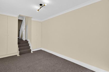3 bedroom flat to rent - Photo 5