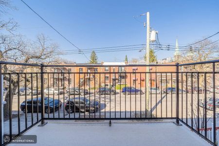 Furnished two-story house for rent in Villeray - abundant natural light - Photo 2