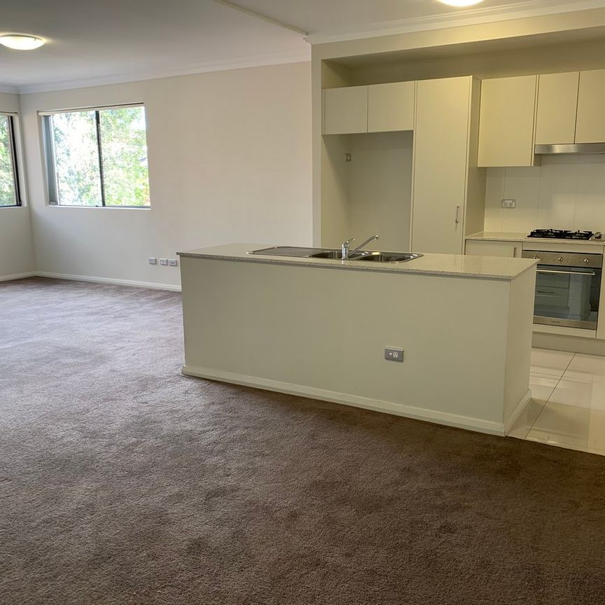 Spacious three bedrooms apartment plus study for lease ! Walking distance to Norwest train station - Photo 1