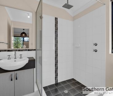 Spacious 3 bedroom 2 bathroom home - Photo 4