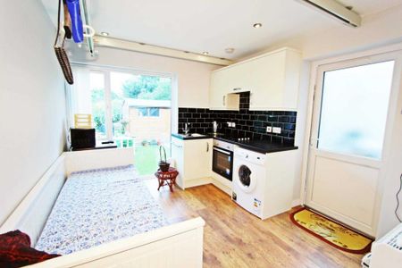 Studio to rent - Photo 3