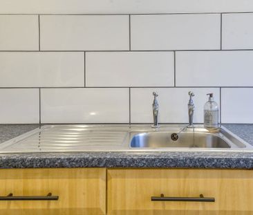 14, Henry Close **, Chichester - Photo 4