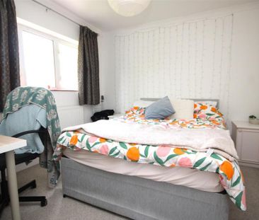 4 bedroom semi-detached house to rent - Photo 3