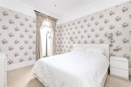 1 bedroom flat in London - Photo 5