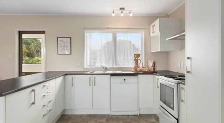 Three bedroom - Central Location - Photo 4