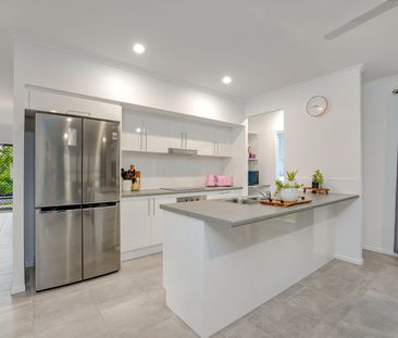 SPACIOUS FAMILY HOME IN SOUGHT AFTER EDMONTON! - Photo 5