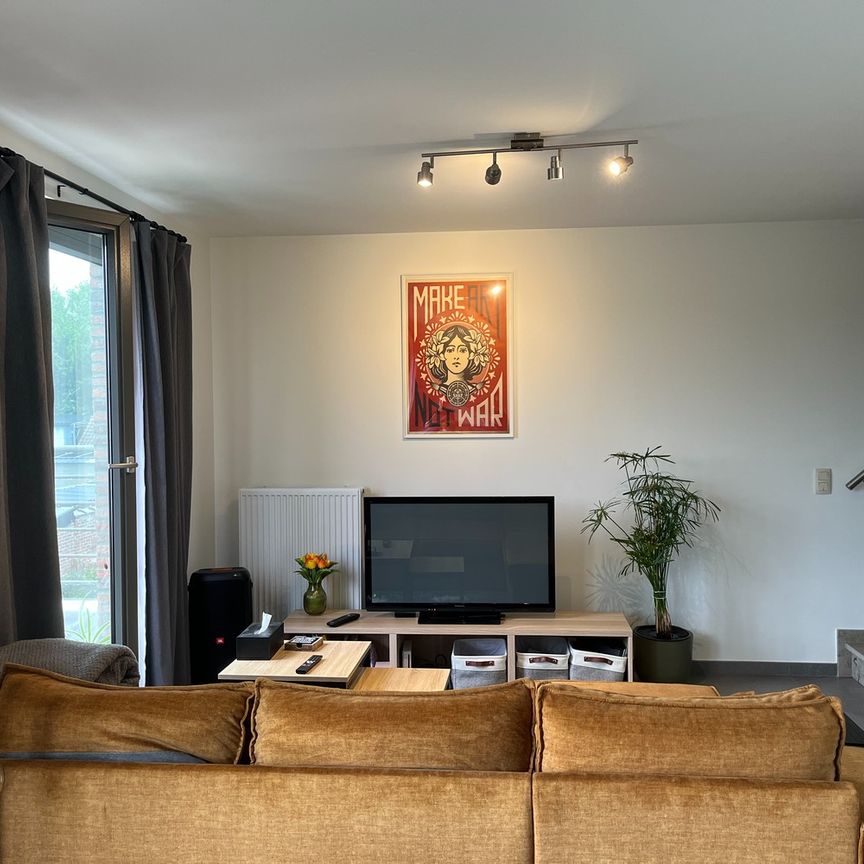 Gezellig ingericht duplex-app met achteraan groot terras. Rustige ligging. Privé parking achteraan gebouw. - Photo 1