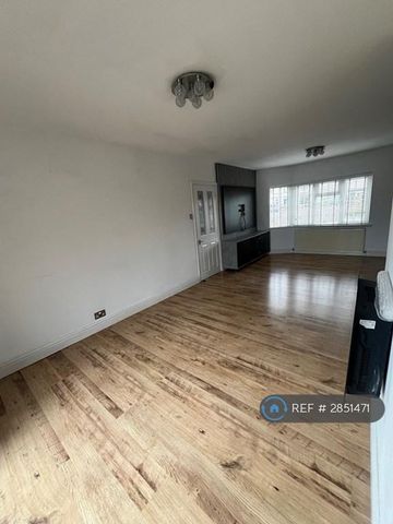 3 bedroom semi-detached house to rent - Photo 2