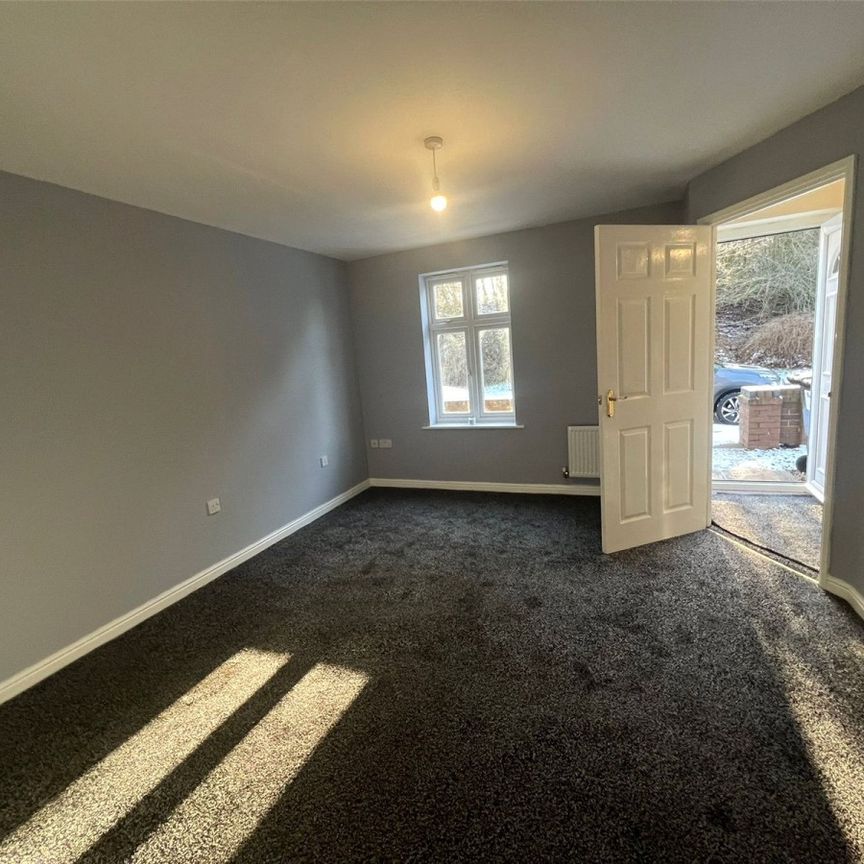 Greenock Crescent, Wolverhampton, West Midlands, WV4 - Photo 1