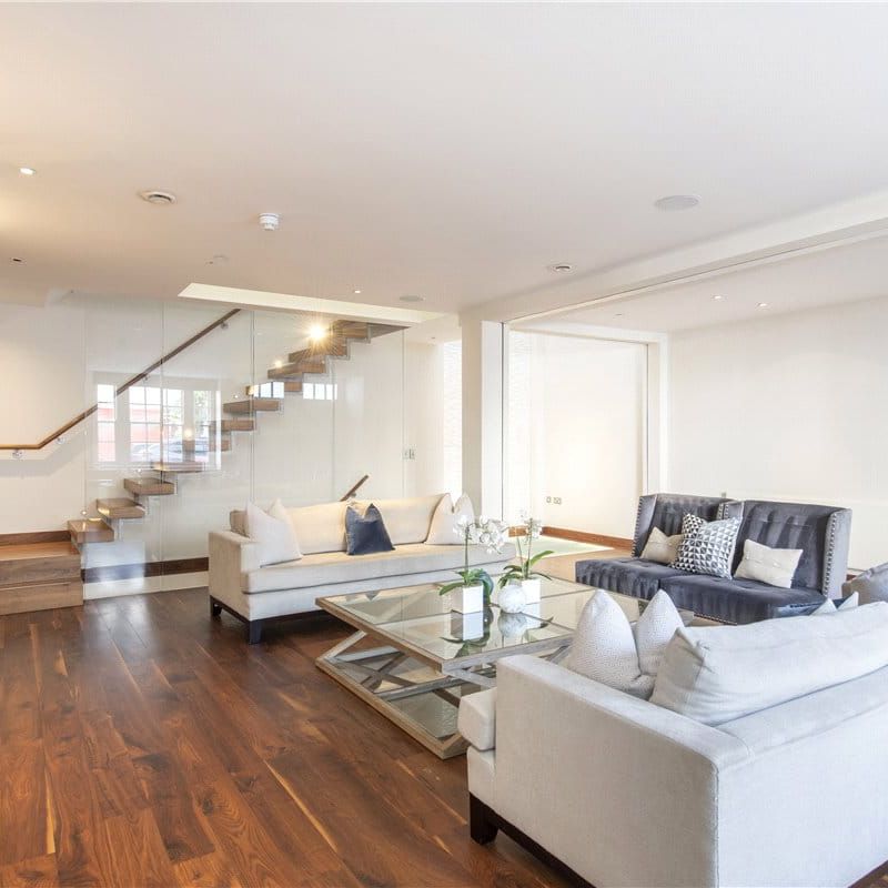 A smart, contemporary three storey, three bedroom period mews house of over 2500 sq ft situated in one of the most sought after private cobbled mews in Belgravia, moments from Hyde Park Corner. Tenancy Length: Minimum 12 months EPC rating D | Council Tax Band H - Photo 1