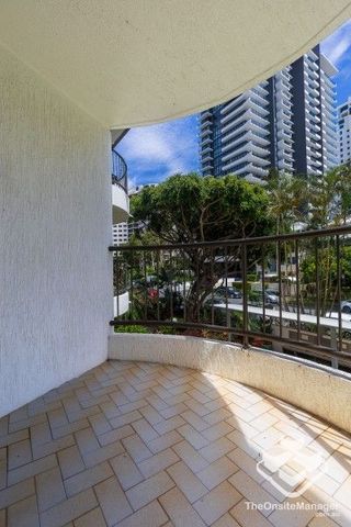 Prime Main Beach Apartment with New Carpet and Freshly Painted Ceiling for Rent - Photo 5