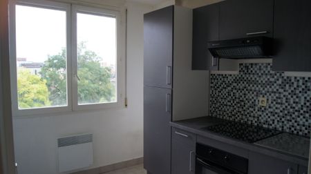 Location Appartement 1 pièce 49m² LYON 8ème - Photo 2