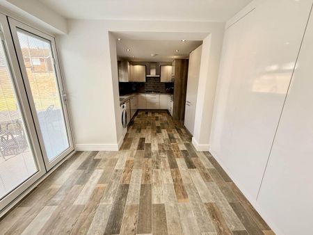 4 bedroom detached house to rent - Photo 5