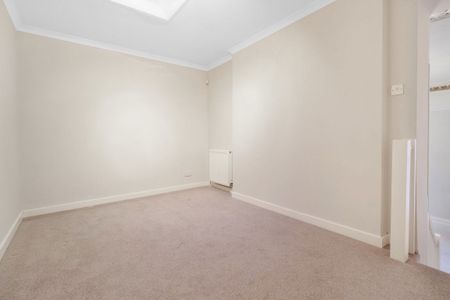 A 2 Bedroom Flat in Lansdown GL51 6PU - Photo 4