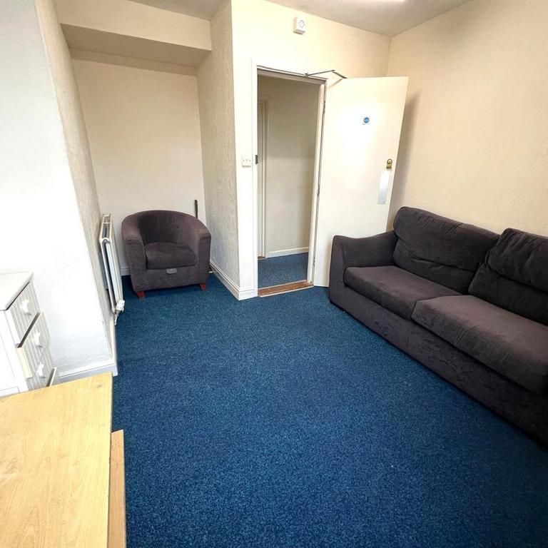 4 bedroom flat to rent - Photo 1