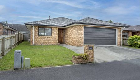 Private, sunny 3 bedroom family Home that will allow small pets - Photo 5