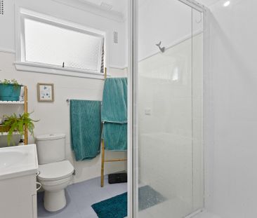 Gorgeous 3 Bedroom Cottage with Single Garage - Photo 4