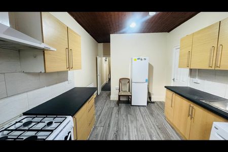 2 Bed Flat, Romford Road, E12 - Photo 5
