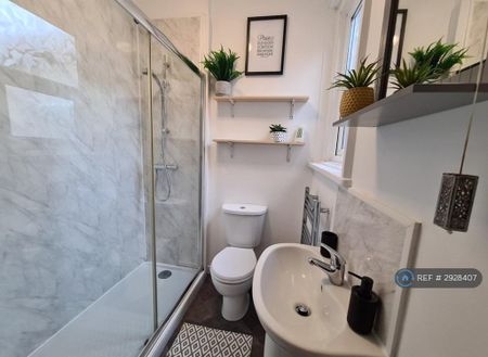 1 bedroom in a house share to rent - Photo 5