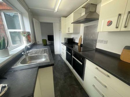 Spare Bedroom// Modern Ensuite Property// Available Now, LN5 - Photo 5