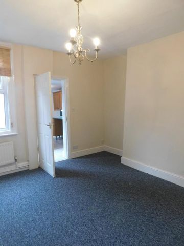 4 bedroom semi-detached house to rent - Photo 2