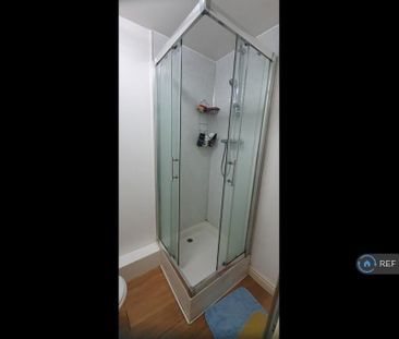 1 bedroom in a flat share to rent - Photo 2